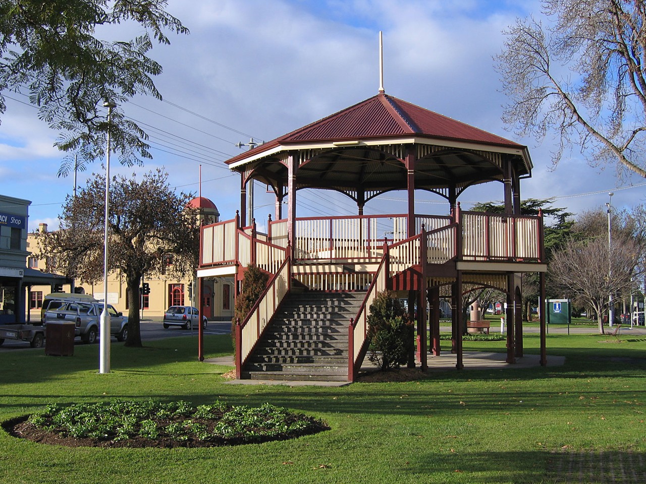 Bairnsdale, VIC, Gazebo in a public park with steps