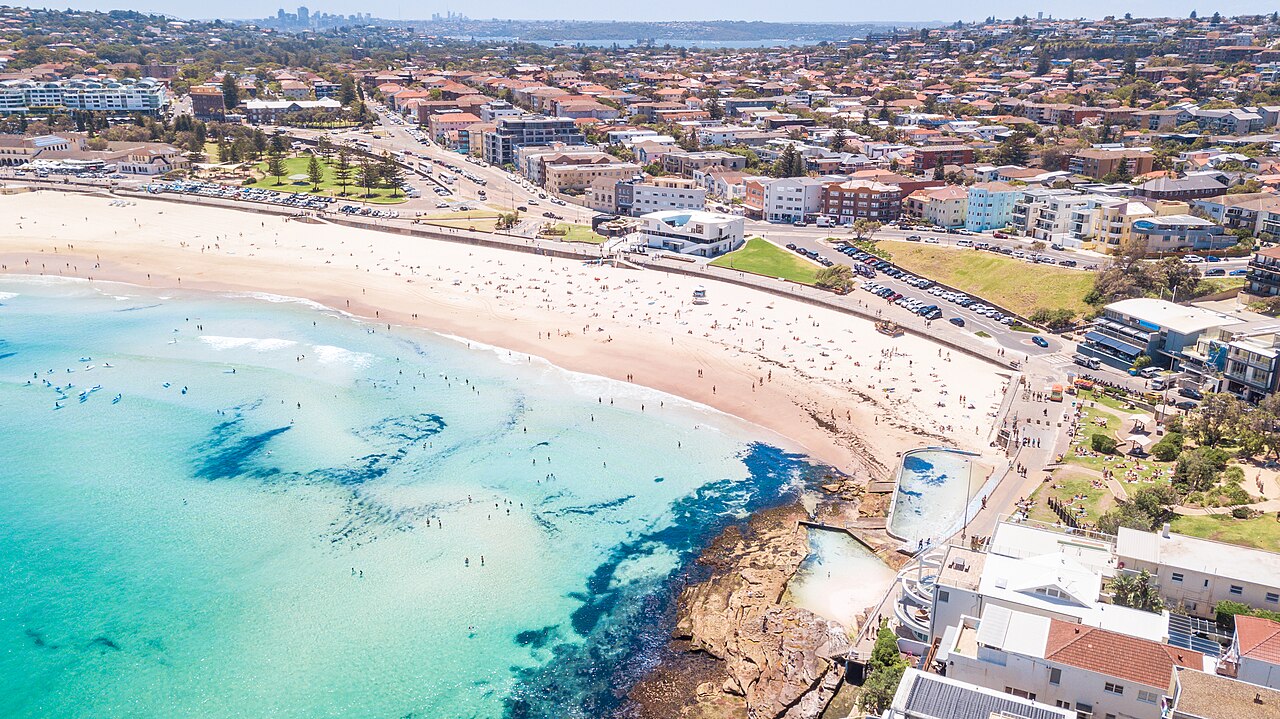 Bondi Beach, NSW — Shoreline, golden sands, Bondi Icebergs Club