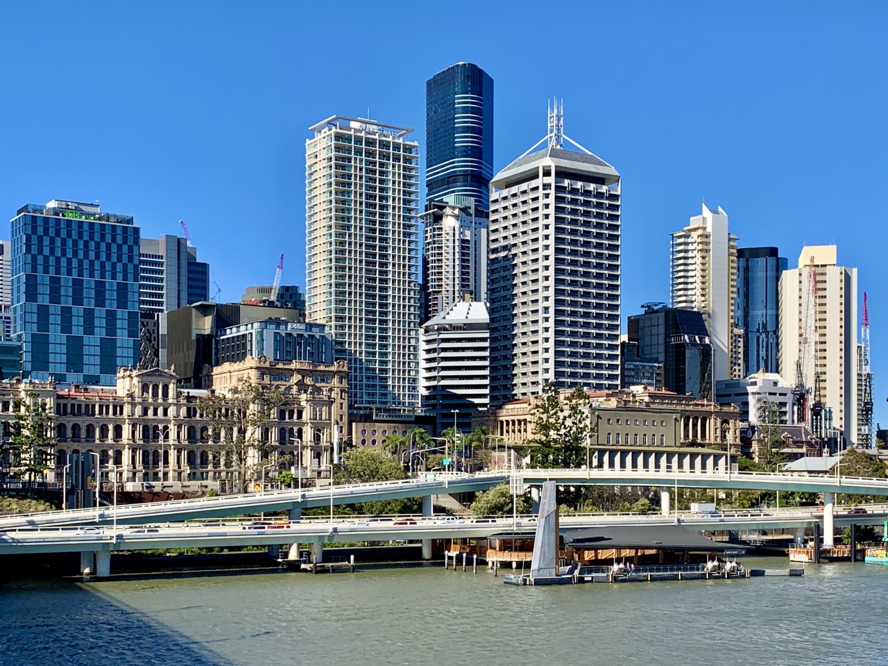 Brisbane City, QLD — Skyline featuring Brisbane River and Victoria Bridge