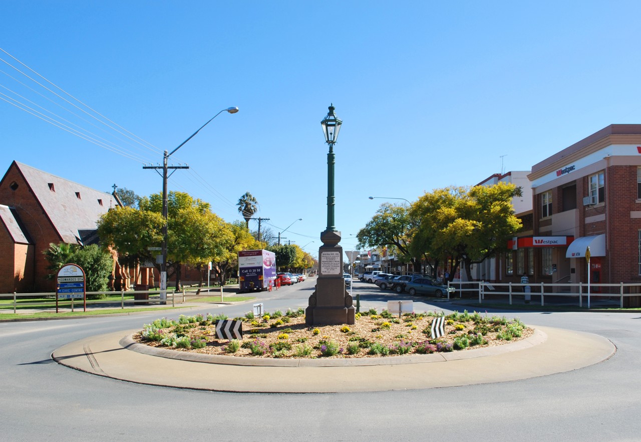 Deniliquin, NSW, Roundabout with a lamp post in town centre