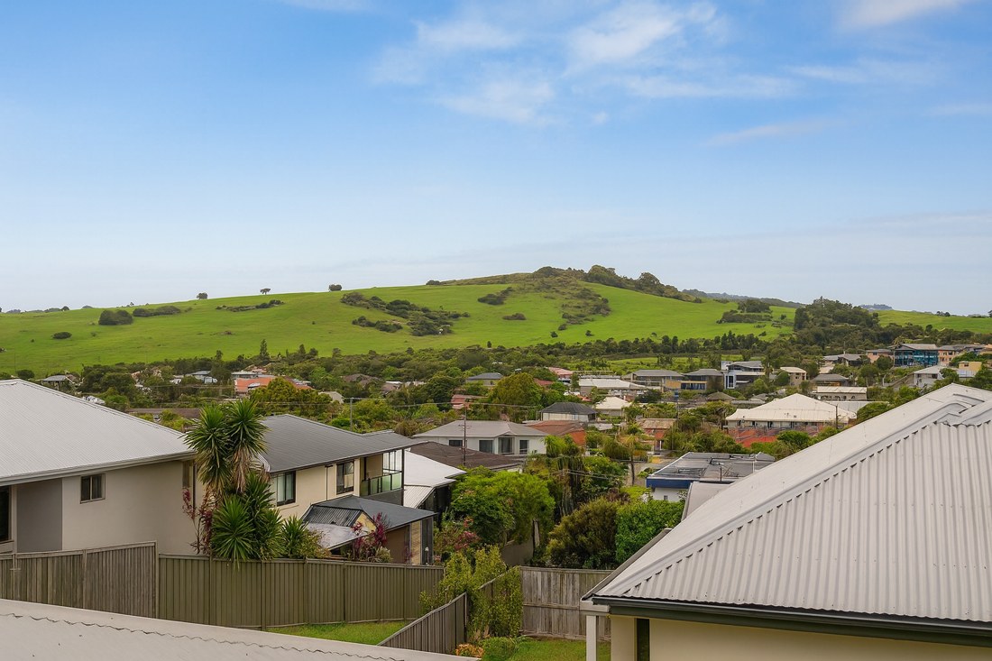 Flinders, NSW, Residential area with green hill in background