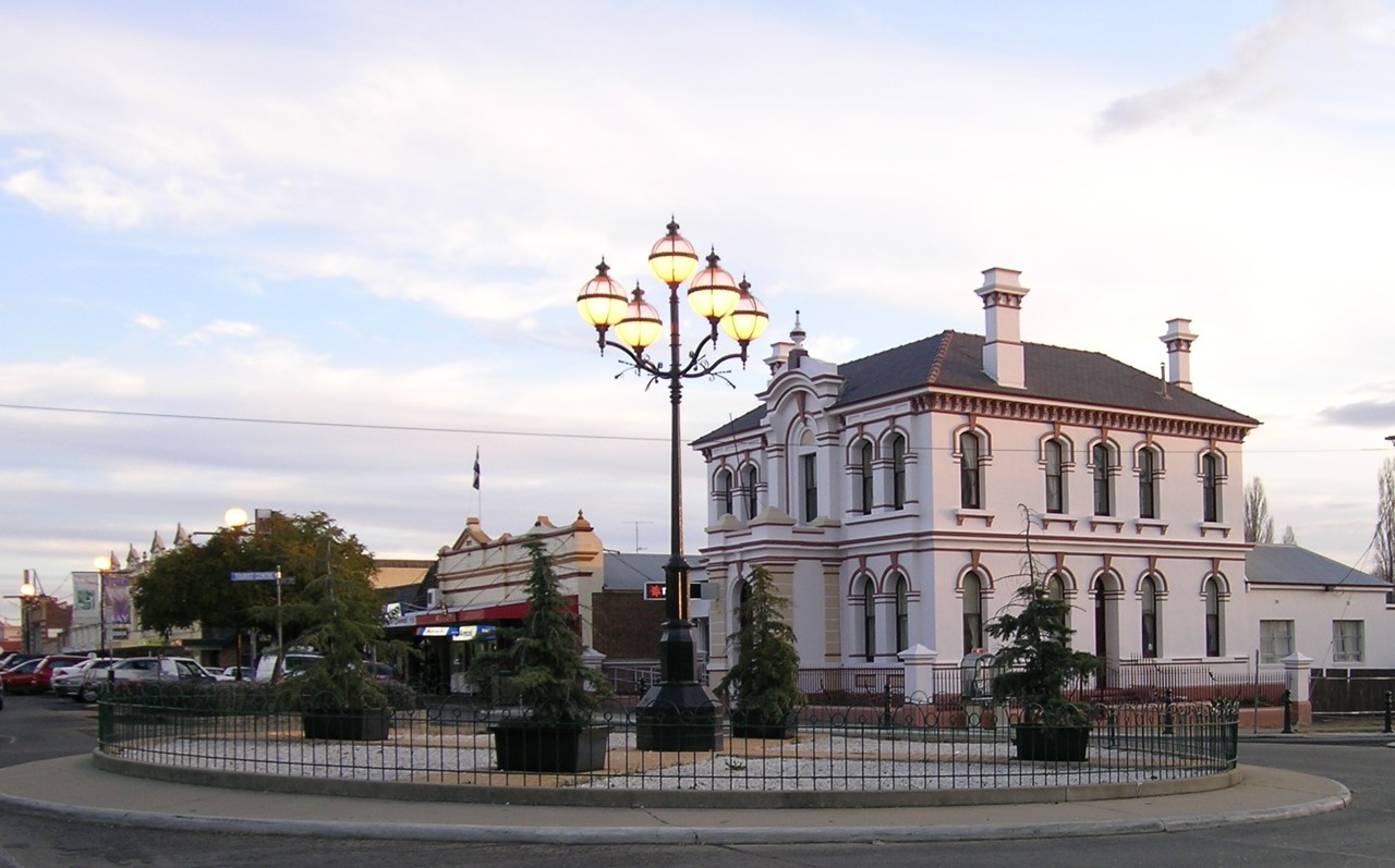 Glen Innes, NSW, Historic building with street lamps in a roundabout