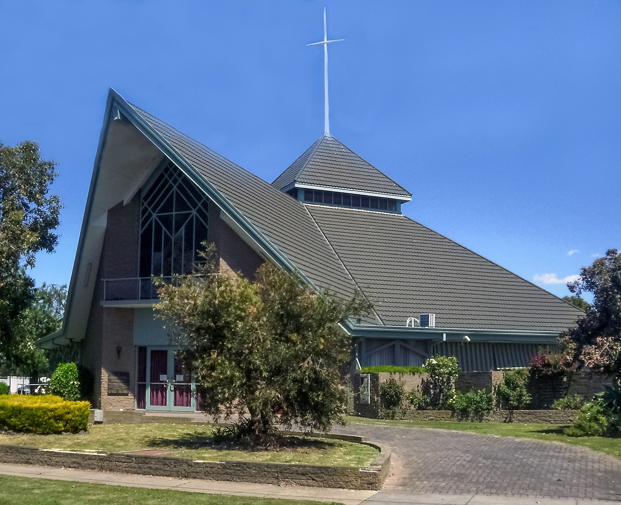 Highett, VIC, Modern church building with a tall spire