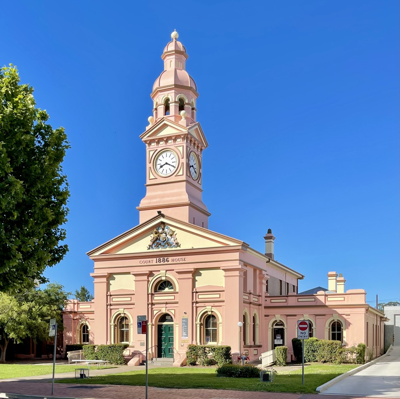 Inverell, NSW, Inverell Courthouse with clocktower and trees