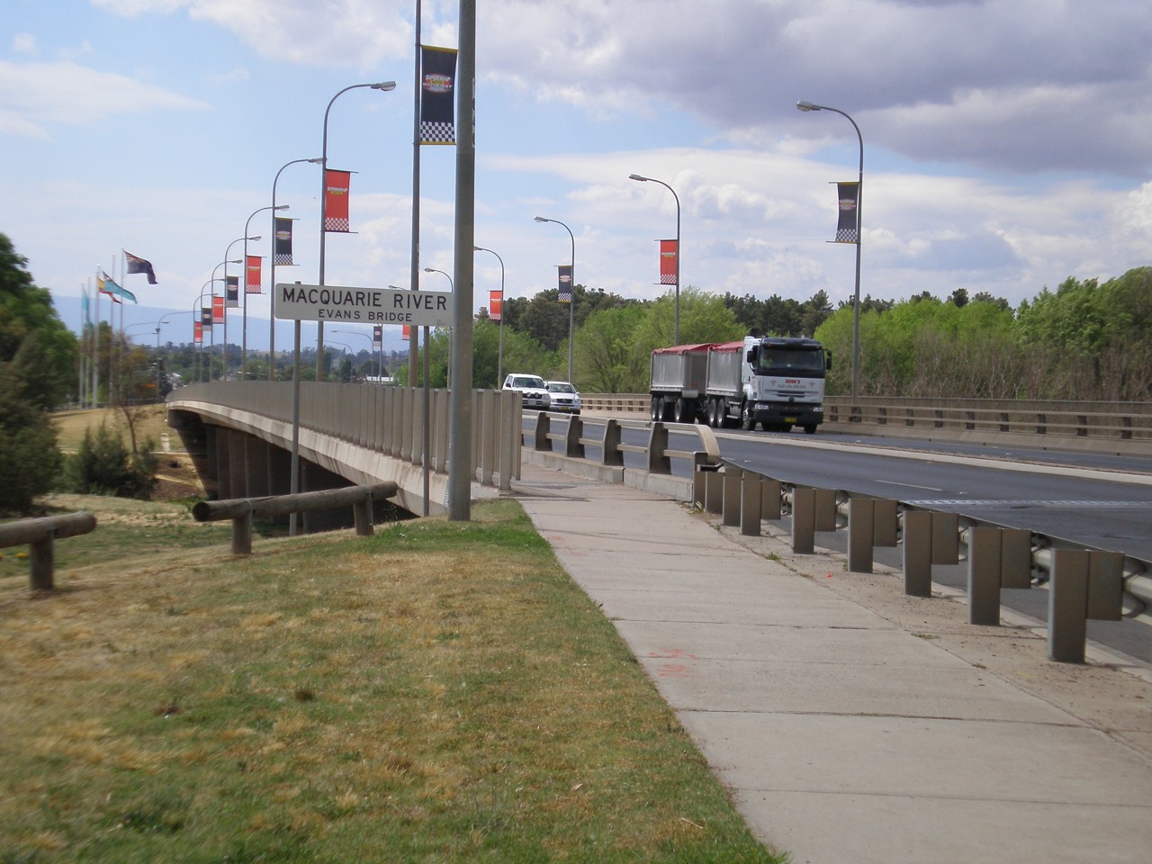 Kelso, NSW, Bridge over Macquarie River with vehicles