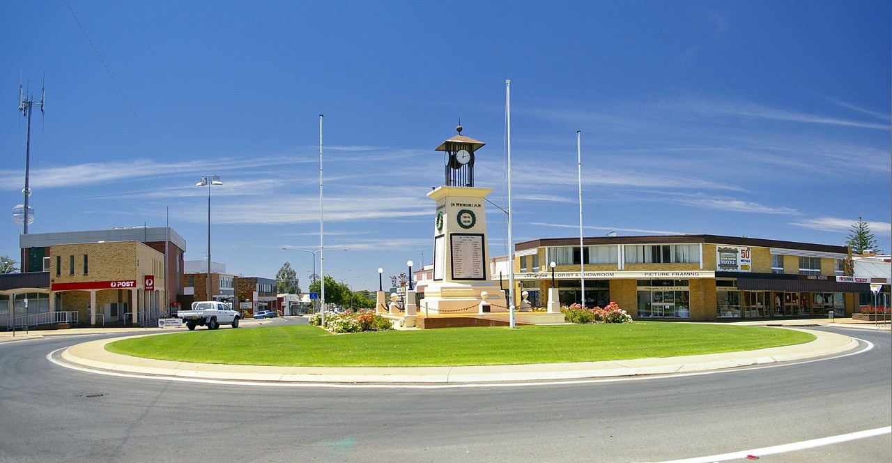 Leeton, NSW, Clock tower in a roundabout on a street