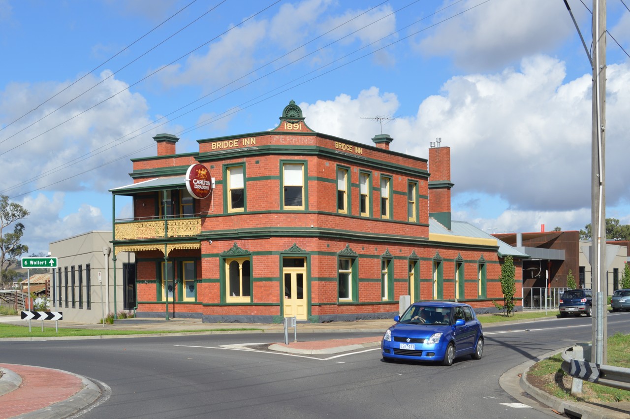 Mernda, VIC, Two-storey red brick pub on street corner