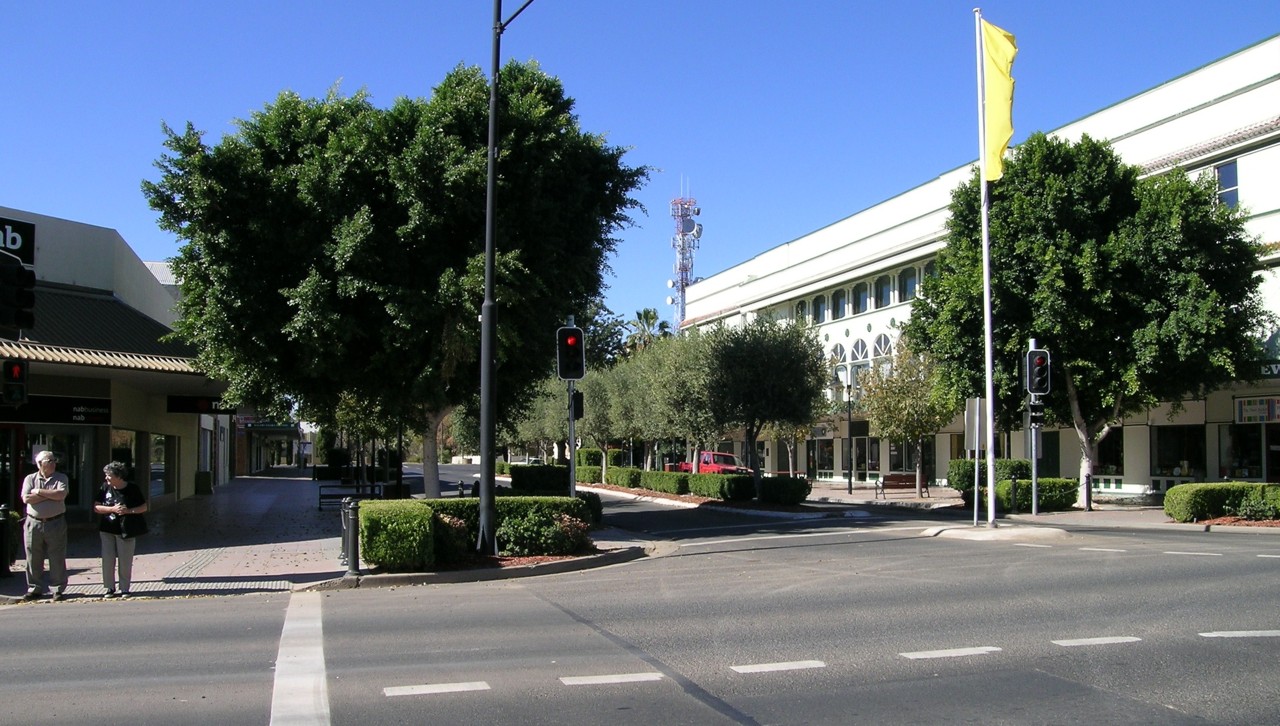 Moree, NSW, Intersection with trees and modern buildings