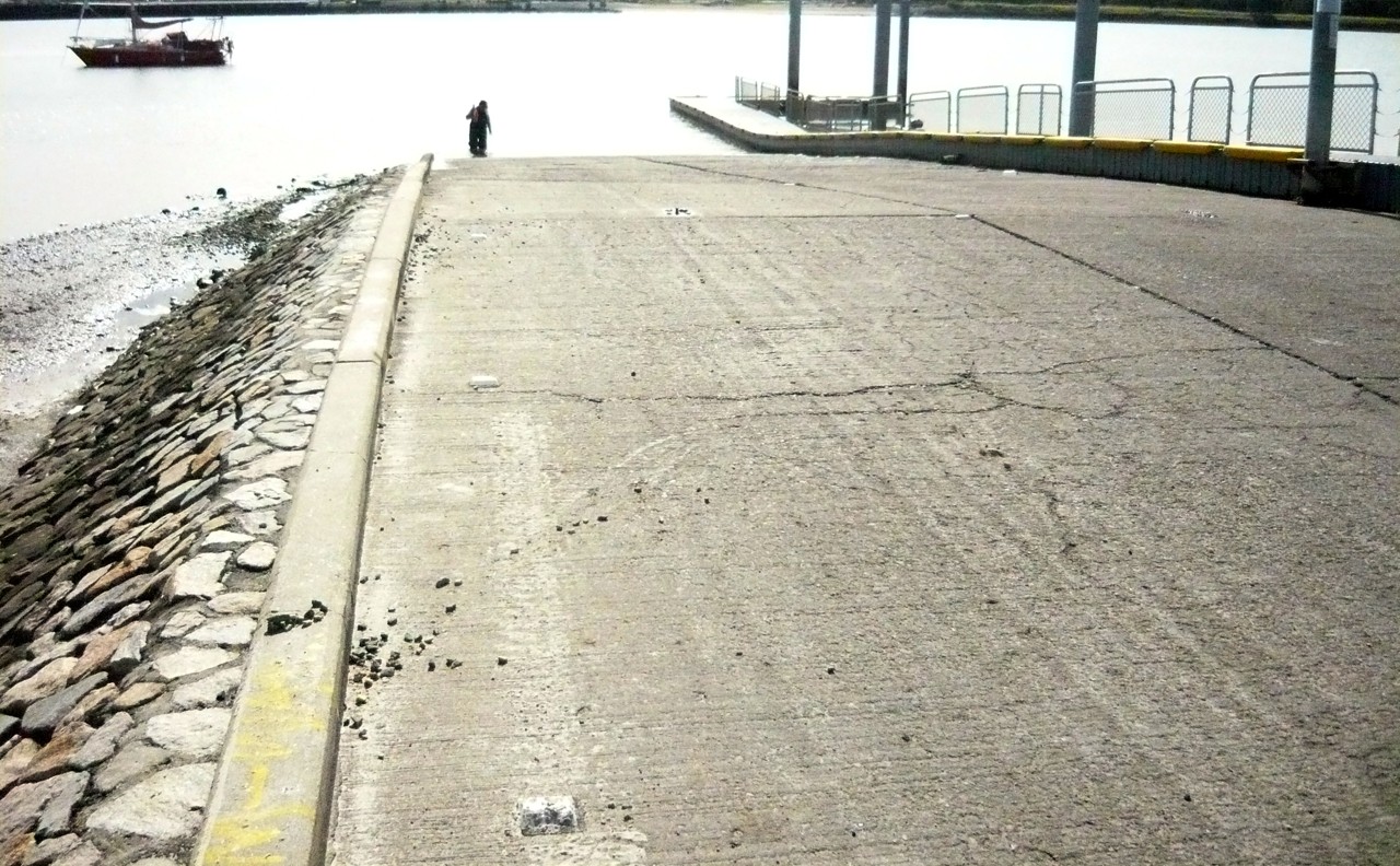 Morningside, QLD, Concrete boat ramp leading into the river