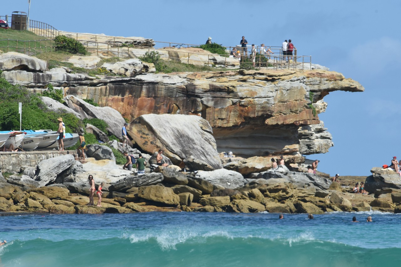 North Bondi, NSW, Rock formation with people on the cliff