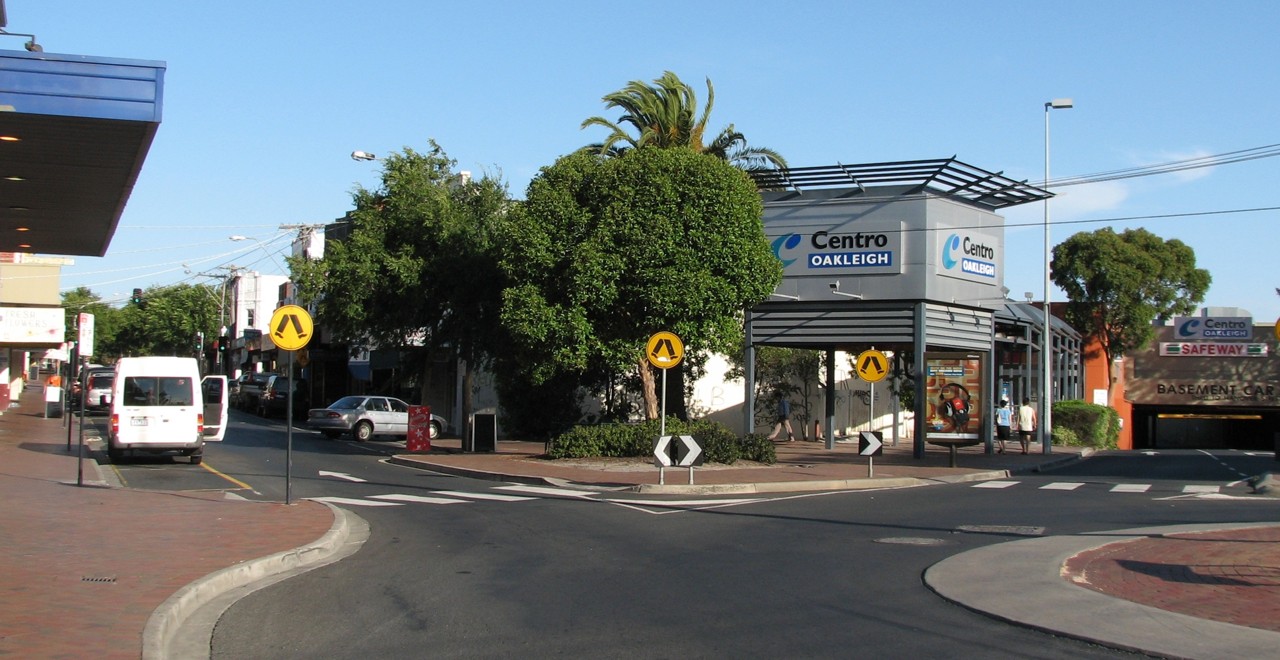 Oakleigh, VIC, Shopping centre near a small roundabout
