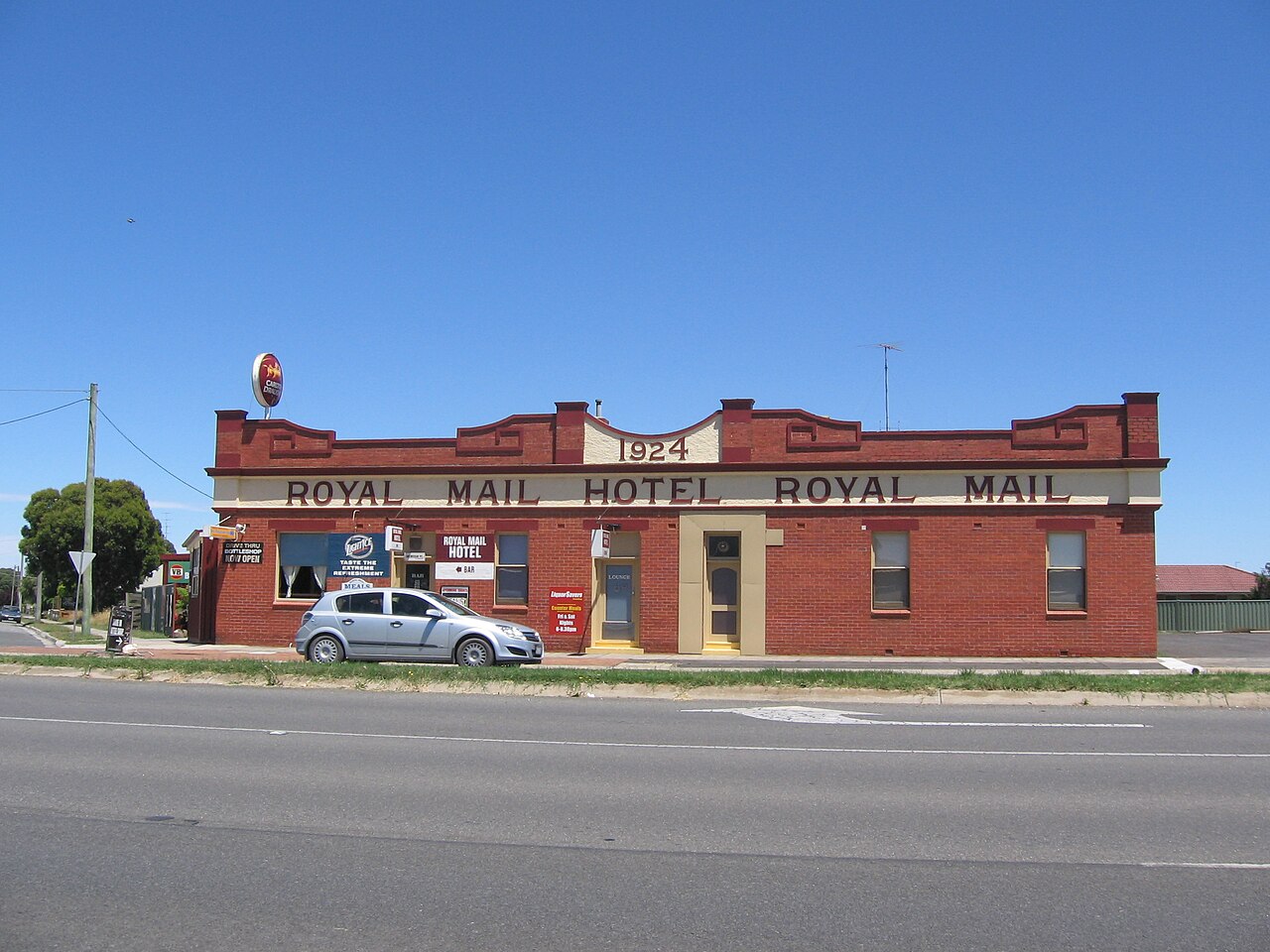 Sebastopol, VIC, Royal Mail Hotel building on a main road
