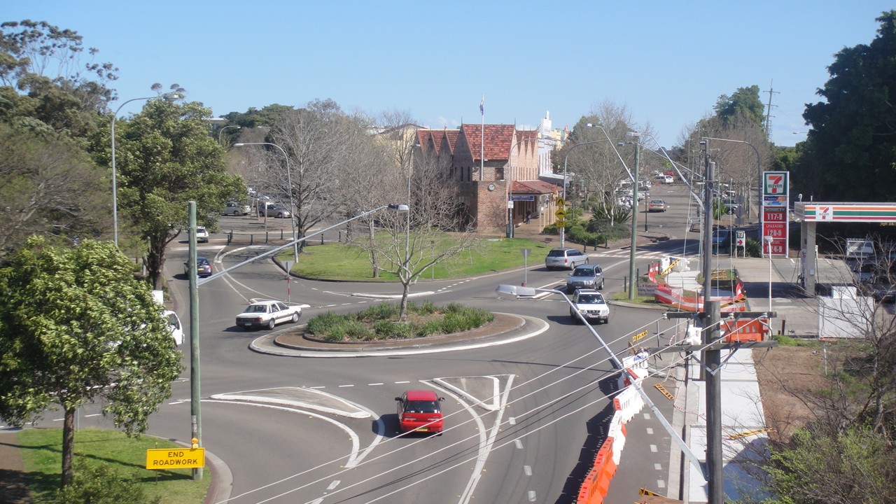 Sutherland, NSW, Roundabout with nearby road and buildings