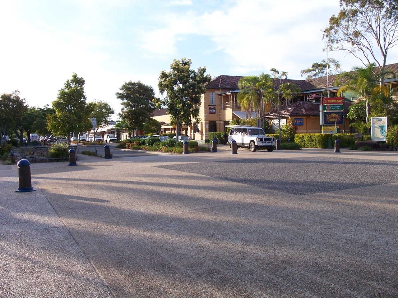 Tewantin, QLD, Shaded plaza area with nearby shops and trees