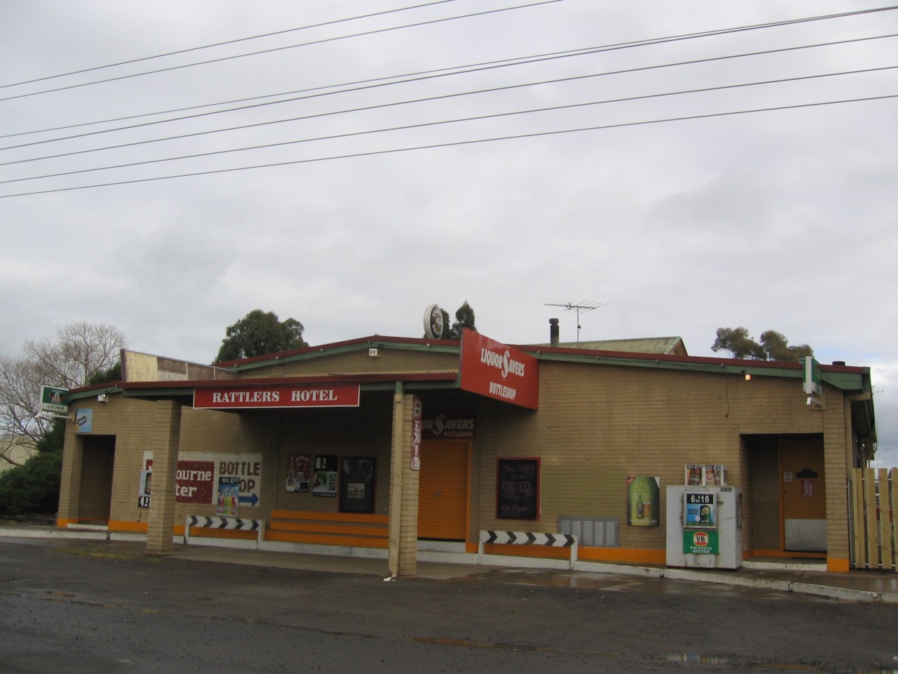 Wallan, VIC, Rattlers Hotel exterior with signage