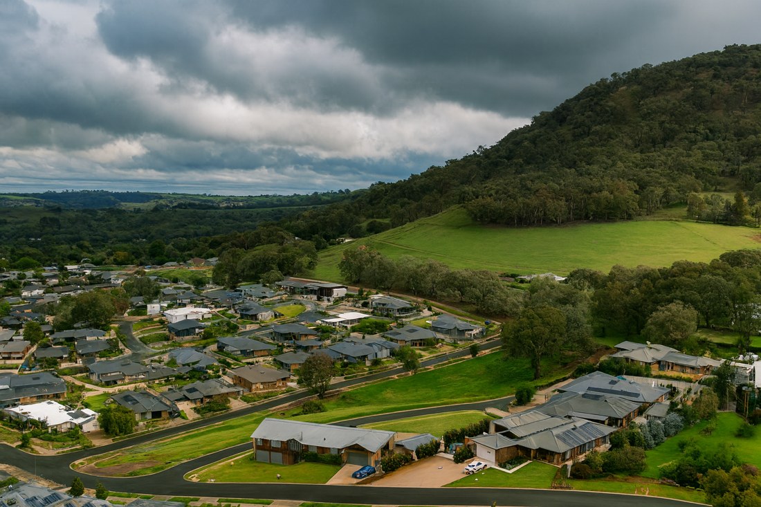 West Wodonga, VIC, Houses near a grassy hillside and trees