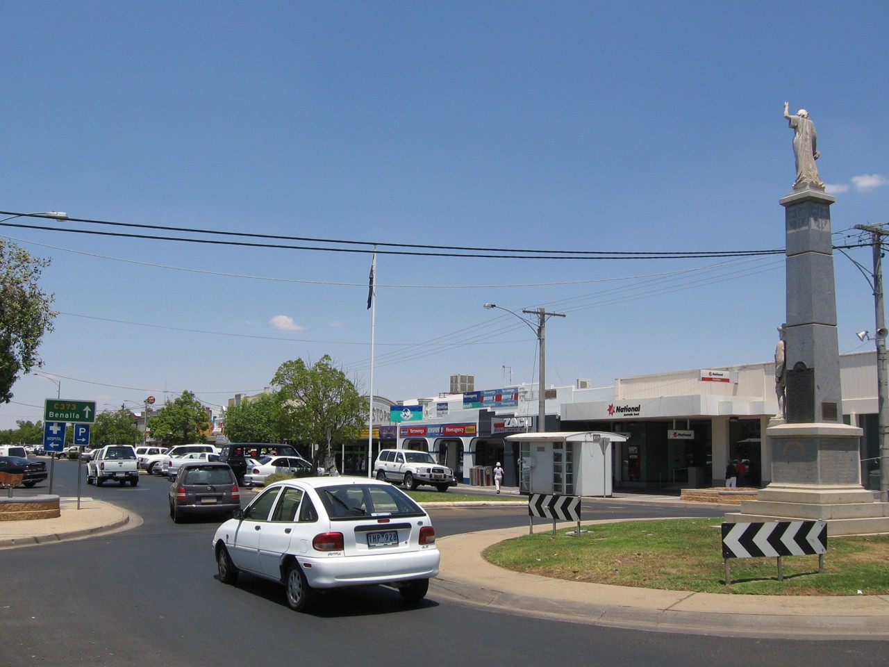 Yarrawonga, VIC, Roundabout with a public monument and shops