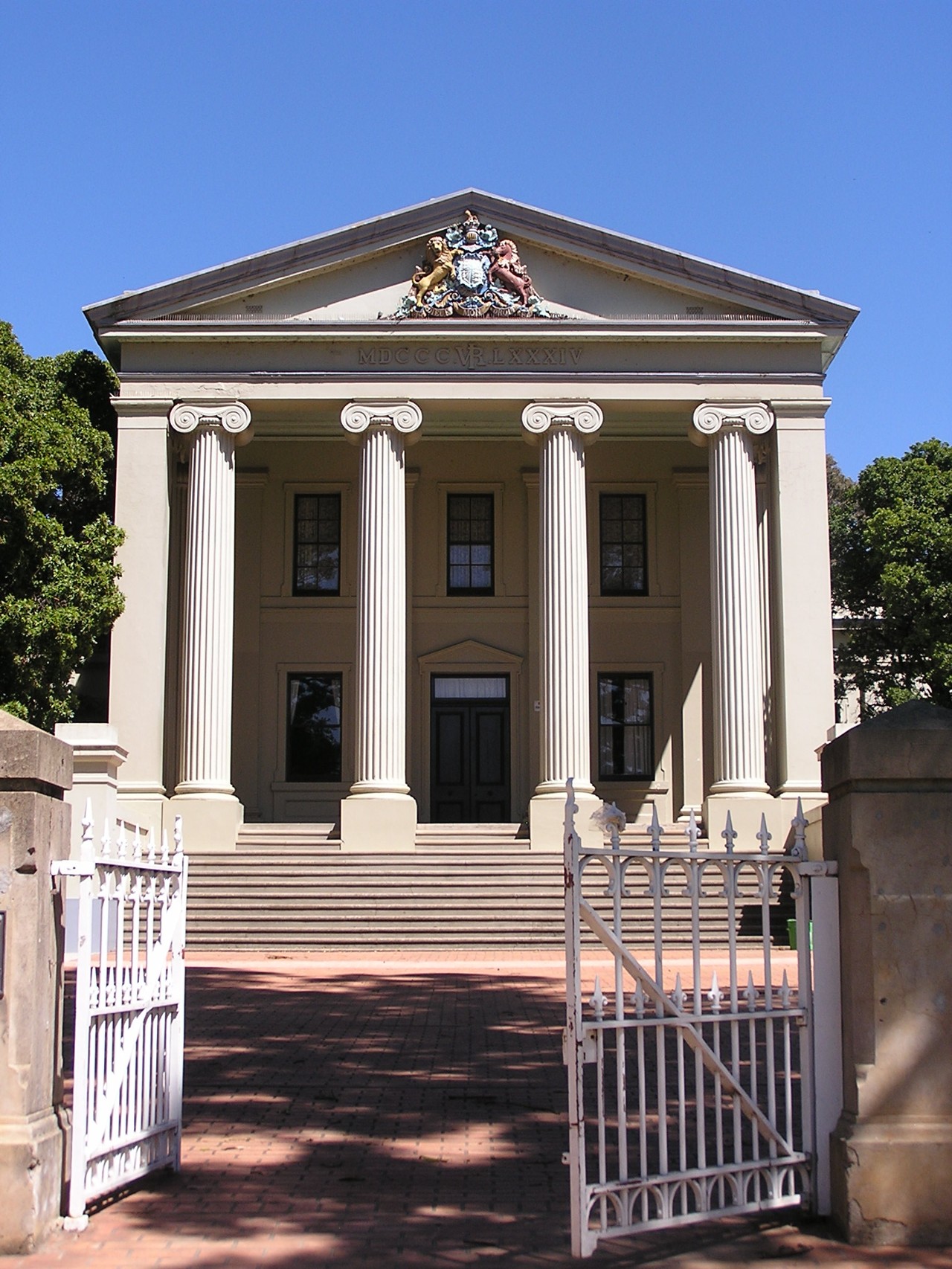 Young, NSW, Historic courthouse with four columns and steps