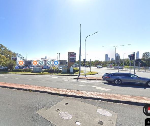 Boomerang Crescent, Bundall from the kerb