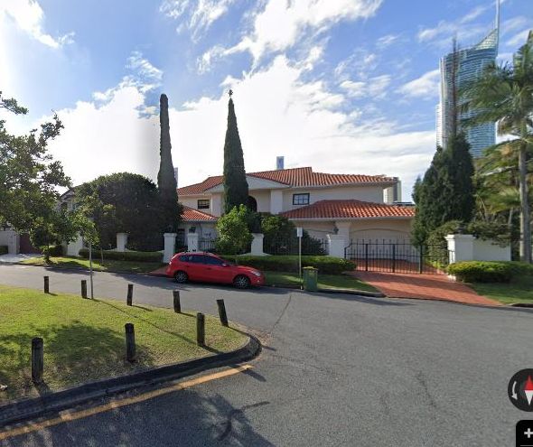 Saint Andrews Avenue, Surfers Paradise from the kerb