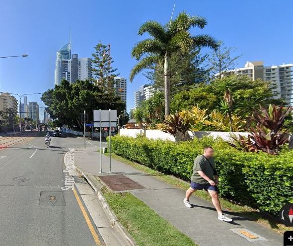 Surfers Paradise Boulevard, Surfers Paradise from the kerb