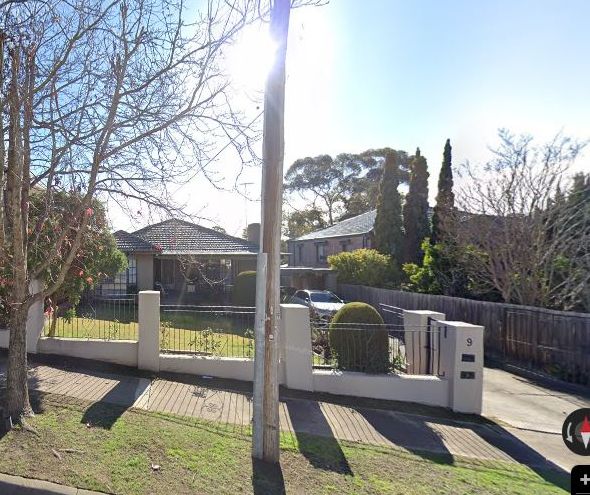 Henley Street, Balwyn from the kerb