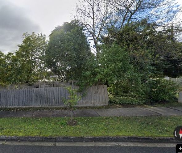 Wilsons Road, Doncaster from the kerb