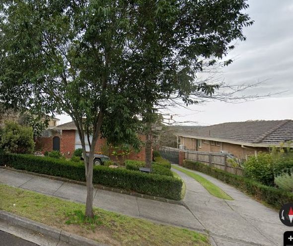 Lonsdale Street, Bulleen from the kerb